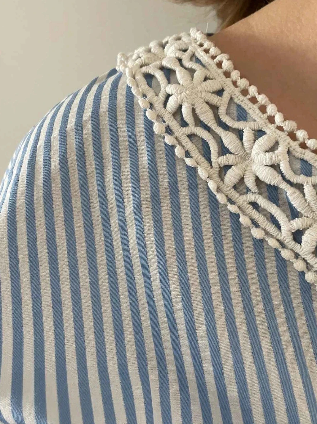 Top Zara con cuello en V de encaje azul a rayas con nudo en la espalda talla S – photo 3
